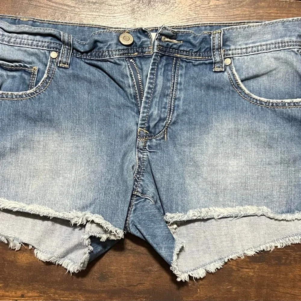 Blue asphalt denim shorts with frayed hem, size 9 317.5